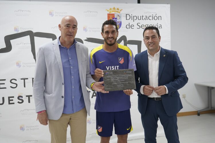 Koke recibe la placa conmemorativa por parte del diputado de Deportes, Óscar Moral, y del diputado de Turismo y alcalde de El Espinar, Javier Figueredo,./DIPUTACIÓN