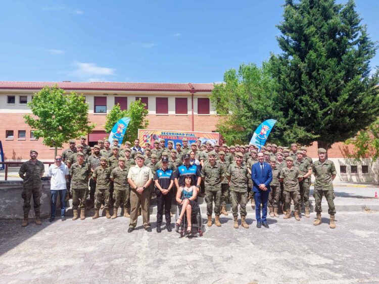 Jornadas de Seguridad Vial en la Academia de Artillería 1 Foto de grupo del curso./ACADEMIA DE ARTILLERIA