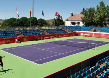 Un tenista durante un entrenamiento en las instalaciones de El Espinar./VILLA EL ESPINAR