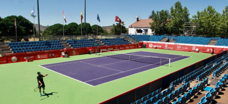 La cuarta edición del Torneo Cadete de El Espinar, a escena 1 Un tenista durante un entrenamiento en las instalaciones de El Espinar./VILLA EL ESPINAR