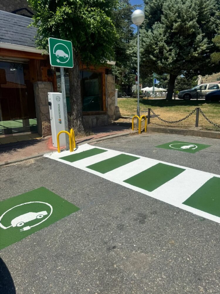 Los Ángeles de San Rafael suma un punto de recarga para vehículos eléctricos e híbridos enchufables 1 Punto de recarga / AYTO. EL ESPINAR