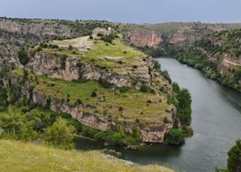Sobre el risco, la ermita de San Frutos de Carrascal del Río.
