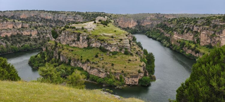 Sobre el risco, la ermita de San Frutos de Carrascal del Río.