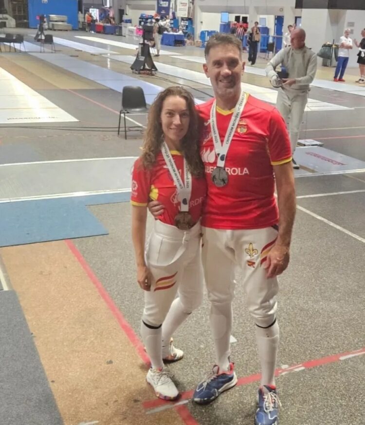 Noelia Ayuso y Pedro Gascón posan con las medallas en la cita./CESG