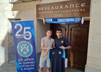 Los dos nuevos fichajes, Juan y Nano, posan con la camiseta del equipo segoviano en su presentación./E.A