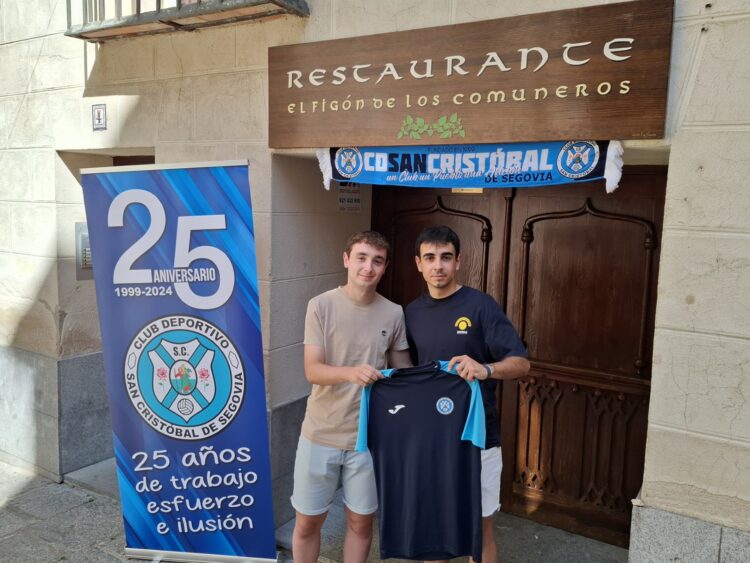 Los dos nuevos fichajes, Juan y Nano, posan con la camiseta del equipo segoviano en su presentación./E.A