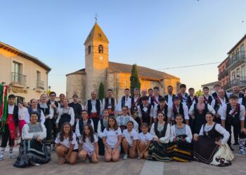 Grupos de danzas y palteos de Zarzuela del Pinar y Fuentepelayo / JUAN CRUZ