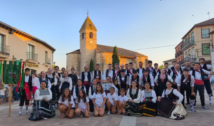 Inicio de la XXXII edición de las Jornadas Musicales de Fuentepelayo 1 Grupos de danzas y palteos de Zarzuela del Pinar y Fuentepelayo / JUAN CRUZ