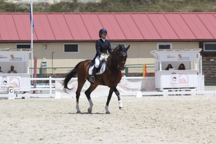Andrea Rueda se alza en Segovia con el título autonómico de Doma Clásica 1 Andrea Rueda durante un ejercicio durante la cita./FHCYL