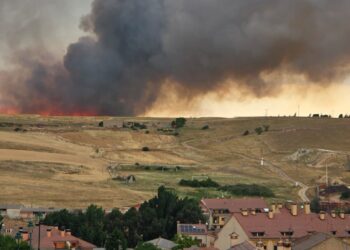Imagen del incendio forestal activo./JAVIER SEBASTIÁN BARBA