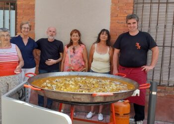 Junta directiva de la Asociación junto al cocinero / LOURDES MATARRANZ