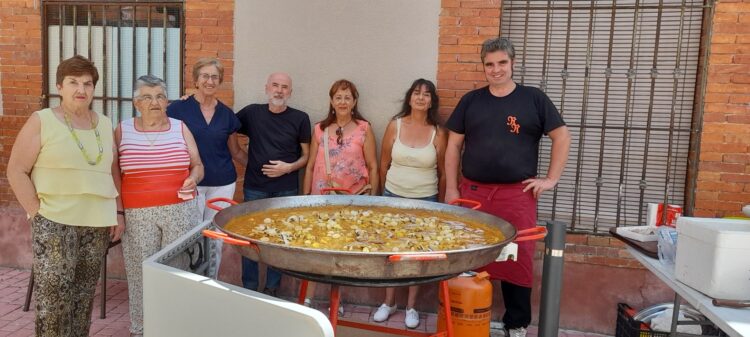 Junta directiva de la Asociación junto al cocinero / LOURDES MATARRANZ