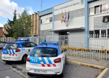 Vehículos frente al cuartel de la Policía Local./KAMARERO