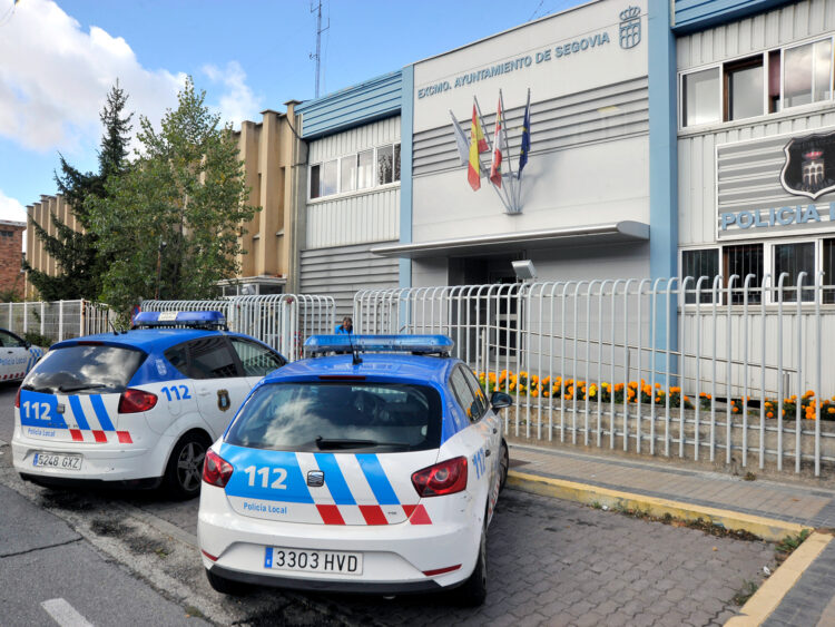 Vehículos frente al cuartel de la Policía Local./KAMARERO