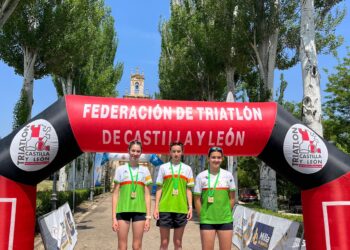 La comitiva del club segoviano posa en el podio durante una cita./T. LACERTA