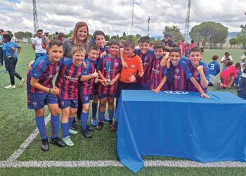 El alevín C de la Segoviana posa con el trofeo de campeón en una edición pasada del Memorial Mariano Chocolate./E.A