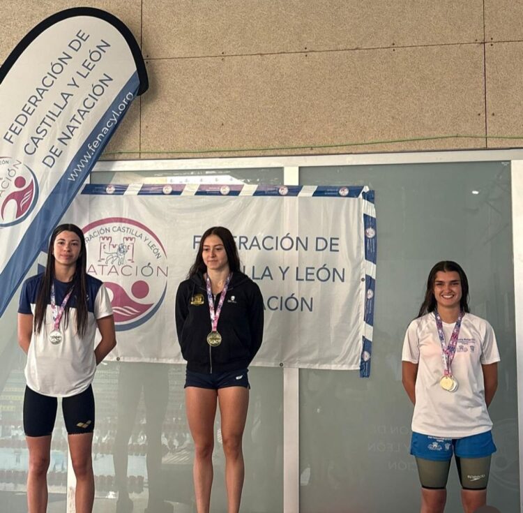 Sofía García posa en el podio durante la cita en Valladolid./AYTO. VALVERDE DEL MAJANO