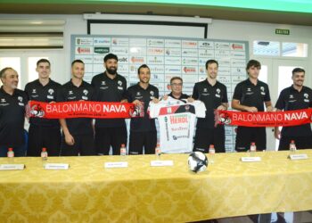 Los nuevos fichajes del VH Nava posan con la camiseta. /AMADOR MARUGÁN