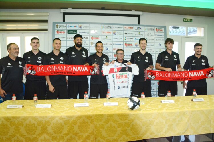 Los nuevos fichajes del Viveros Herol Nava entran en escena 1 Los nuevos fichajes del VH Nava posan con la camiseta. /AMADOR MARUGÁN