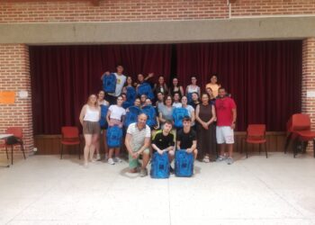 Entrega de las mochilas. / AYTO. PALAZUELOS DE ERESMA