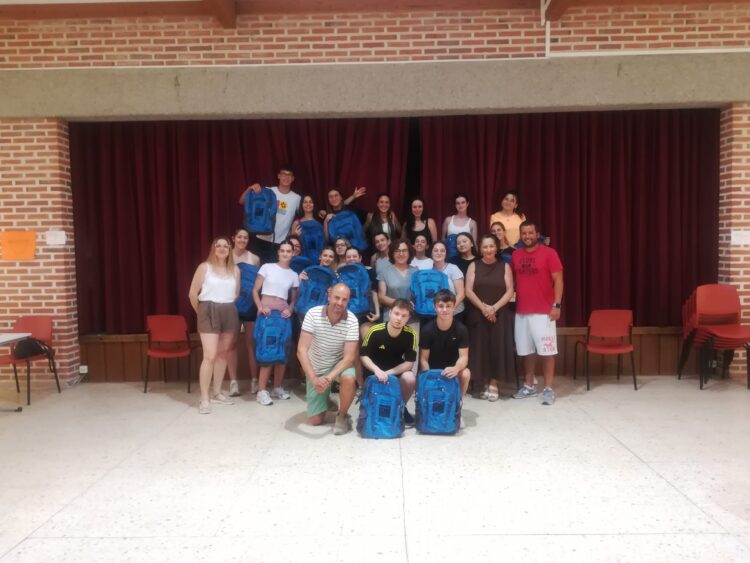 Finaliza el curso de monitor de tiempo libre en Palazuelos de Eresma 1 Entrega de las mochilas. / AYTO. PALAZUELOS DE ERESMA