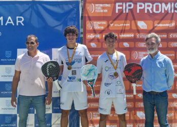 Guillermo Fernández y Sergio Tierno posan como ganadores durante la celebración del FIP Promises “Pitu Losada” que se celebró en Alicante./E.A