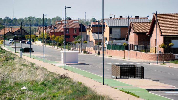 Uno de los accesos al barrio de Carrascalejo./E.A