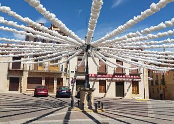 La Plaza Mayor de Prádena, engalanada con adornos florales en ediciones anteriores / E.A.