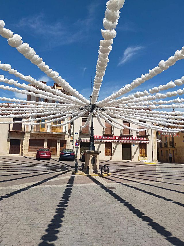 Más de 35 expositores se citarán este fin de semana en la XIII Feria de Muestras de Prádena 1 La Plaza Mayor de Prádena, engalanada con adornos florales en ediciones anteriores / E.A.