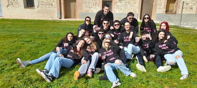 Las verbenas al aire libre protagonizan la Fiesta de la Juventud de Cantimpalos 1 Quintos y quintas de 2025 encargados de organizar la fiesta / LOURDES MATARRANZ