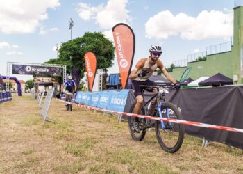 Un instante durante la celebración de la Riaza Bike Race celebrada este pasado fin de semana en el municipio segoviano./FARINATO RACE