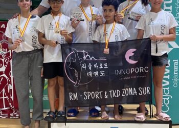 La delegación del club segoviano posa con las medallas durante la cita en el Pedro Delgado./RM-SPORT