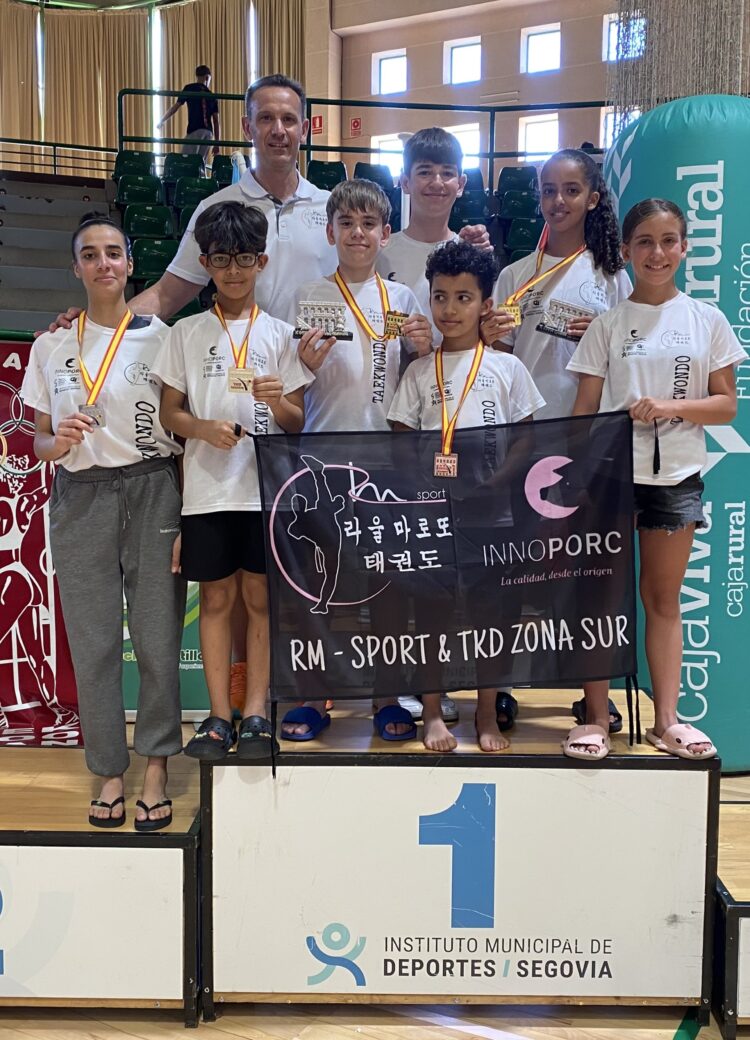 La delegación del club segoviano posa con las medallas durante la cita en el Pedro Delgado./RM-SPORT