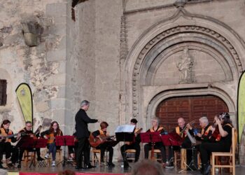 Actuación de la rondalla ‘Taller Cultural de Fuentepelayo’ / JUAN CRUZ SERRANO