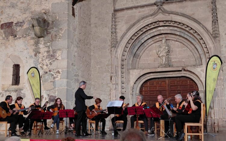 Continúan las actuaciones de las XXXII Jornadas Musicales de Fuentepelayo 1 Actuación de la rondalla ‘Taller Cultural de Fuentepelayo’ / JUAN CRUZ SERRANO
