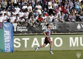 Rubén Yubero durante un encuentro de la Segoviana en el campo municipal de La Albuera./JUAN MARTÍN-G.SEGOVIANA