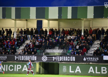 La grada de La Albuera llena durante un encuentro de la Segoviana./J.M-G.S