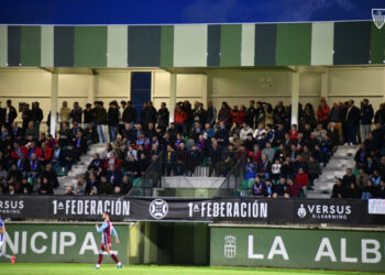 La grada de La Albuera llena durante un encuentro de la Segoviana del curso pasado./JUAN MARTÍN-G.SEGOVIANA
