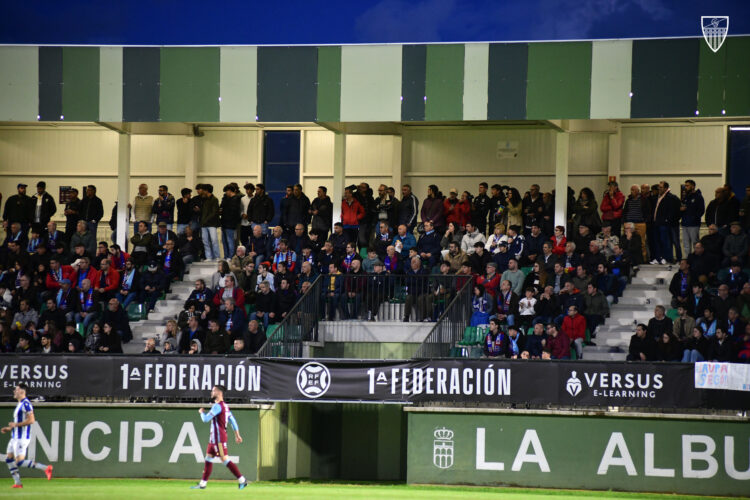 La grada de La Albuera llena durante un encuentro de la Segoviana./J.M-G.S