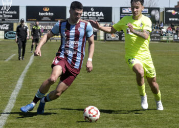 Miguel Berlanga en un instante del partido entre Segoviana y Amorebieta./JUAN MARTÍN-G.SEGOVIANA