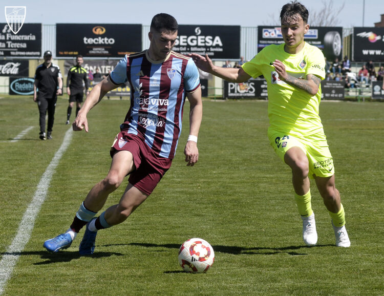 Miguel Berlanga en un instante del partido entre Segoviana y Amorebieta./JUAN MARTÍN-G.SEGOVIANA