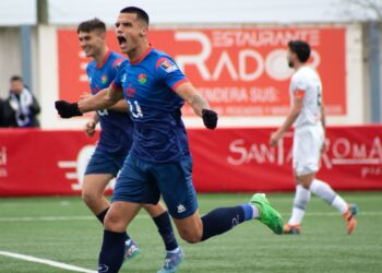 Álex Castro celebra un gol con el CD Móstoles durante un encuentro de la pasada temporada./G. SEGOVIANA