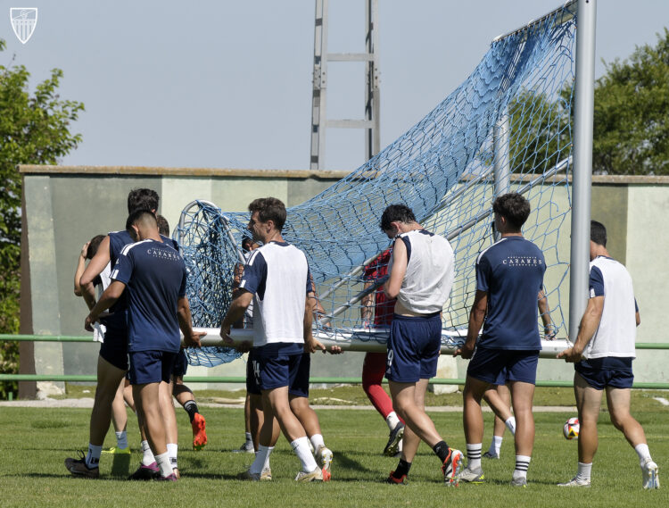 La plantilla de la Segoviana durante un entrenamiento en la pretemporada del curso pasado./JUAN MARTÍN-G. SEGOVIANA