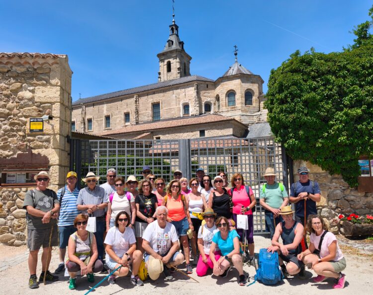 Senderistas de Fuentepelayo en Rascafría / JUAN CRUZ SERRANO