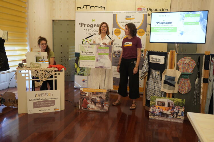 La caravana textil de ‘SOS-Tejible en ruta’ recorrerá este verano 17 municipios de la provincia 1 Presentación de la caravana textil / DIPUTACIÓN