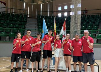 La delegación del club segoviano durante la cita celebrada en el pabellón Pedro Delgado./MIRAFLORES