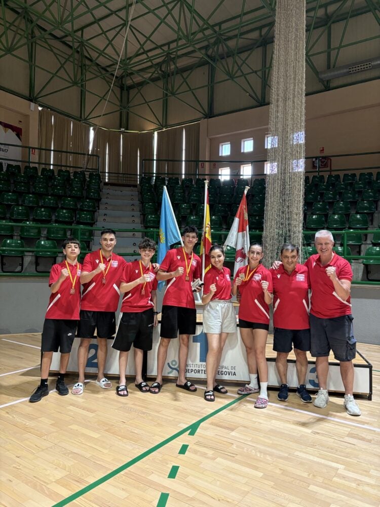 La delegación del club segoviano durante la cita celebrada en el pabellón Pedro Delgado./MIRAFLORES