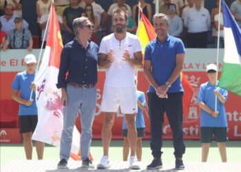 Antoine Escoffier posa con el título de campeón durante la edición pasada./TENIS EL ESPINAR