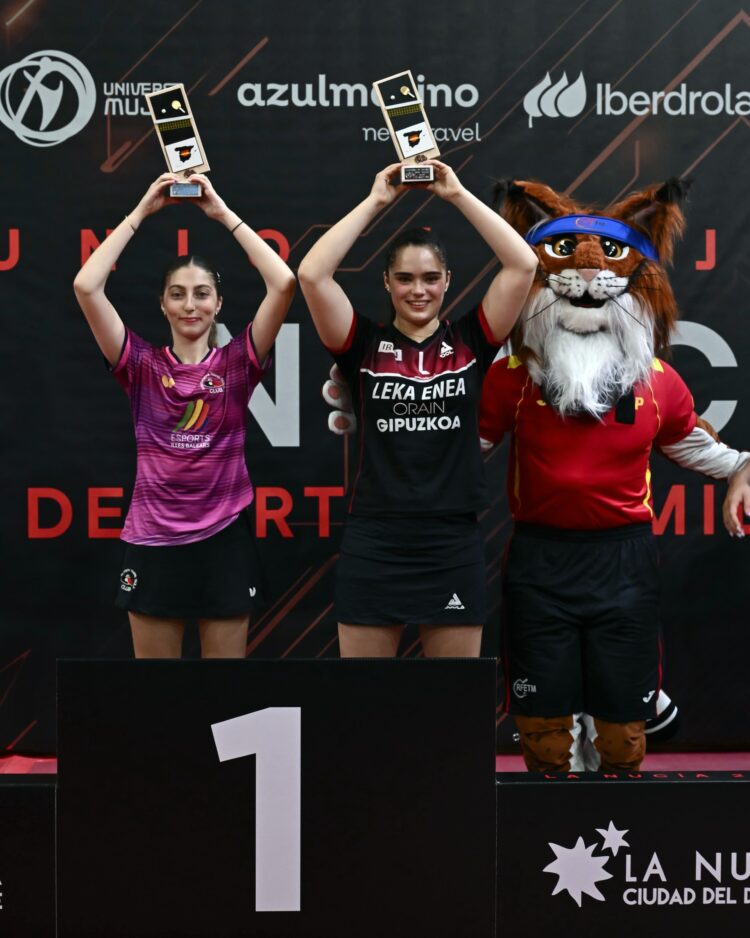Ángela Rodríguez y Eugenia Sastre, campeonas en dobles femeninos./E.A