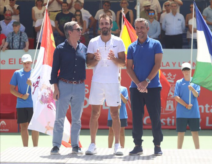 El Open de El Espinar asciende a categoría ATP Challenger 75 1 Antoine Escoffier posa con el título de campeón durante la edición pasada./TENIS EL ESPINAR